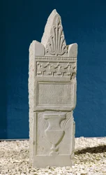 Estela votiva con un frontón triangular, 830-146 a.C.